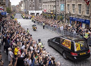 reina-isabel-ii-inglaterra-feretro-edimburgo-110922.jpg