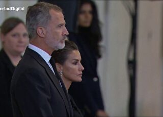 los-reyes-de-espana-felipe-vi-y-letizia-visitan-la-capilla-ardiente-de-isabel-ii-6934010_1.jpg
