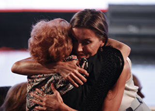 letizia-abrazo-mujer-2.jpg