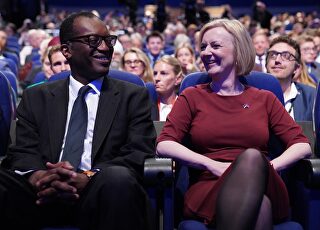 2-octubre-2022-kwasi-kwarteng-liz-truss-reino-unido-europapress-4720391-02-october-2022-united-kingdom-birmingham-chancellor-of-the-exchequer-kwasi.jpg