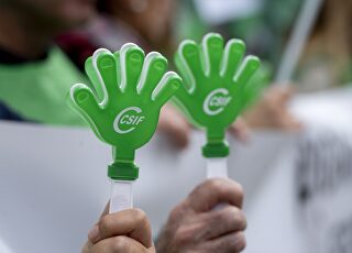 europapress-4755868-aplaudidores-forma-mano-logo-csif-manifestacion-frente-sede-ministerio.jpg