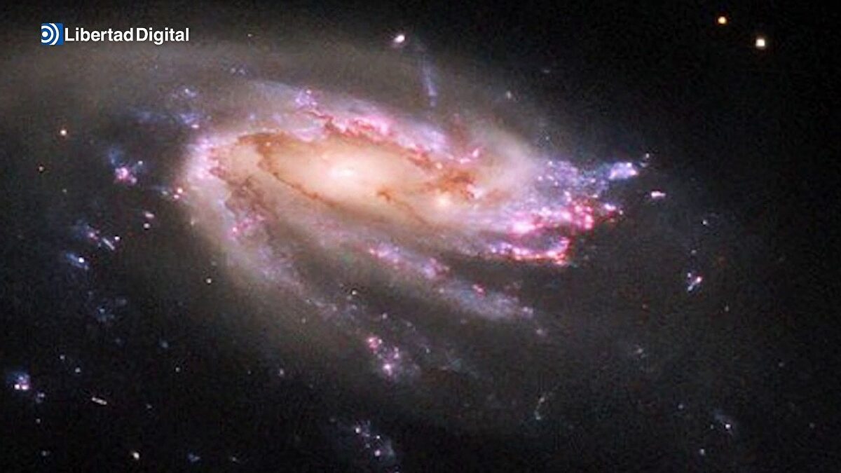 El telescopio Hubble capta una galaxia con forma de medusa en un abismo ...