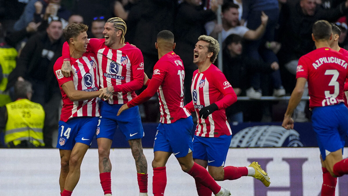 El Atlético vence al Sevilla y sigue en la pelea