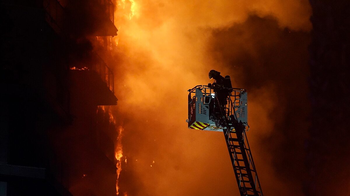 Al menos 4 muertos y 14 desaparecidos en un incendio que ha devorado un ...