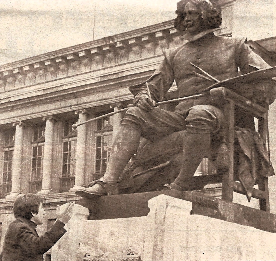 1409-velazquez-estatua.jpg
