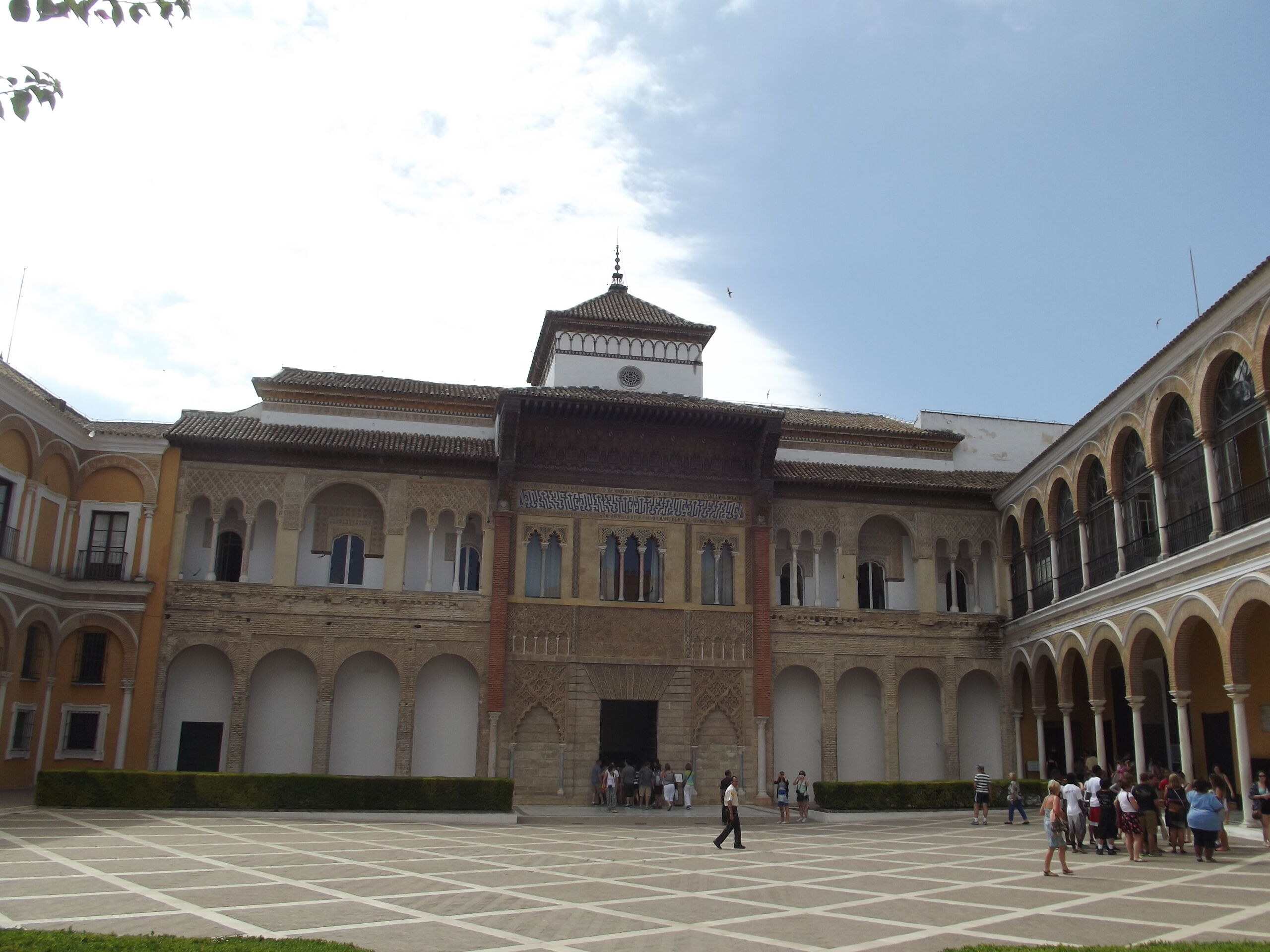 real-alcazar-sevilla-patio-de-la-monteria.jpg