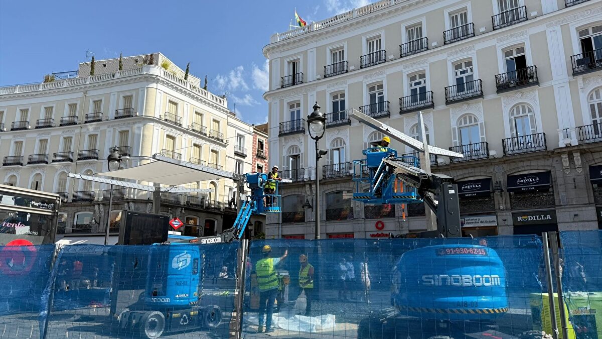 Los toldos de la Puerta del Sol de Almeida no convencen a Maroto que ...