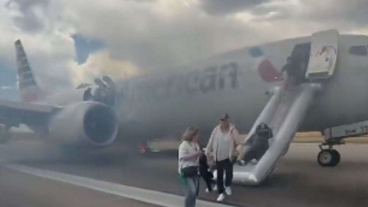 Evacúan un vuelo de American Airlines en Denver por incendio tras fallo ...