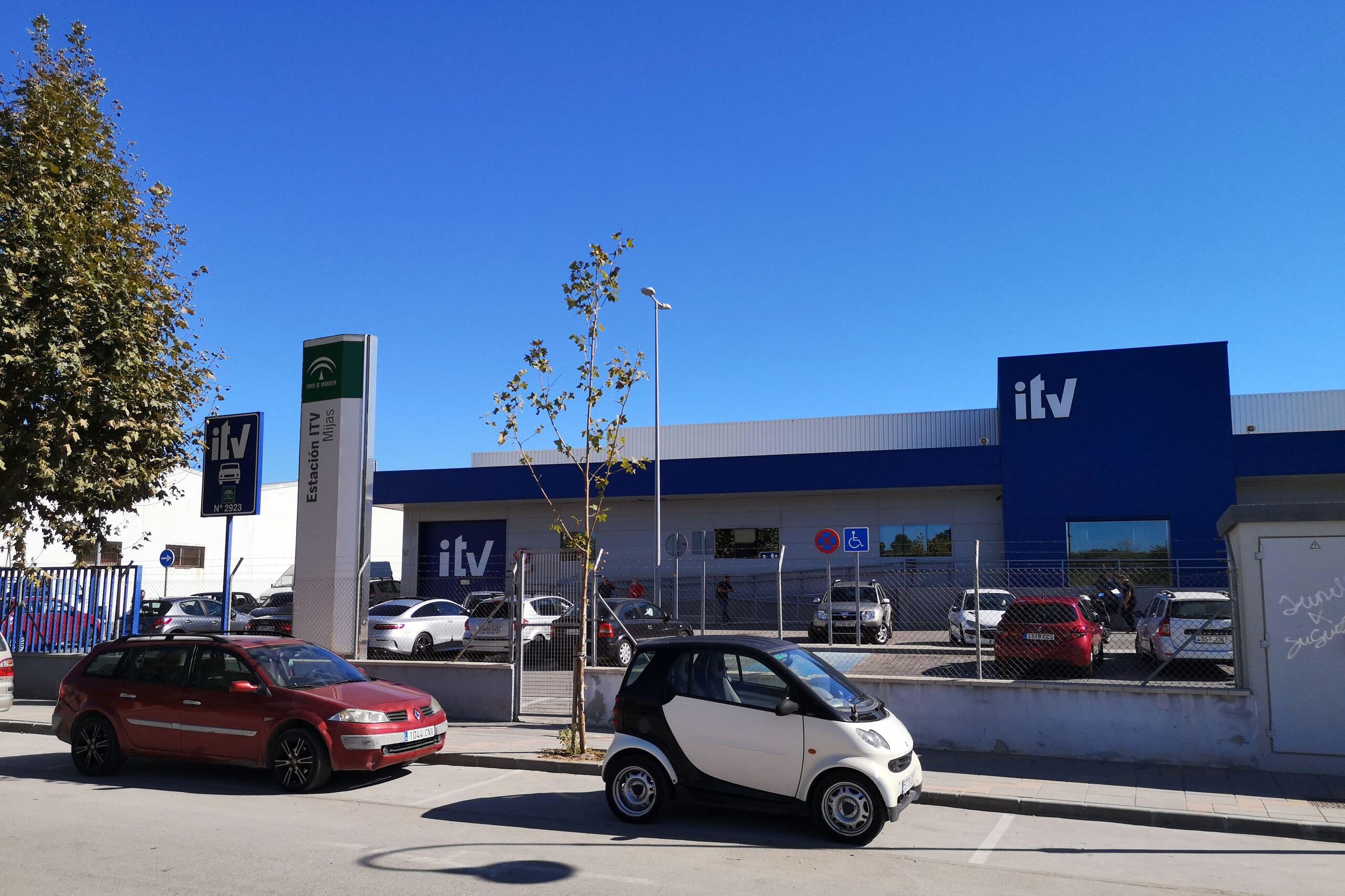 La Junta de Andalucía contrata detectives por más de 240.000 euros para investigar las bajas laborales