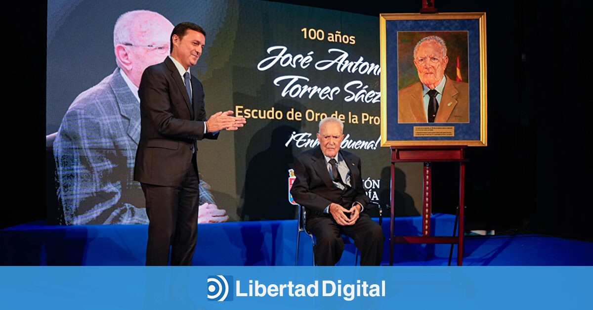 José Torres, el alcalde más longevo de España, recibe el Escudo de Oro de la Provincia de Almería