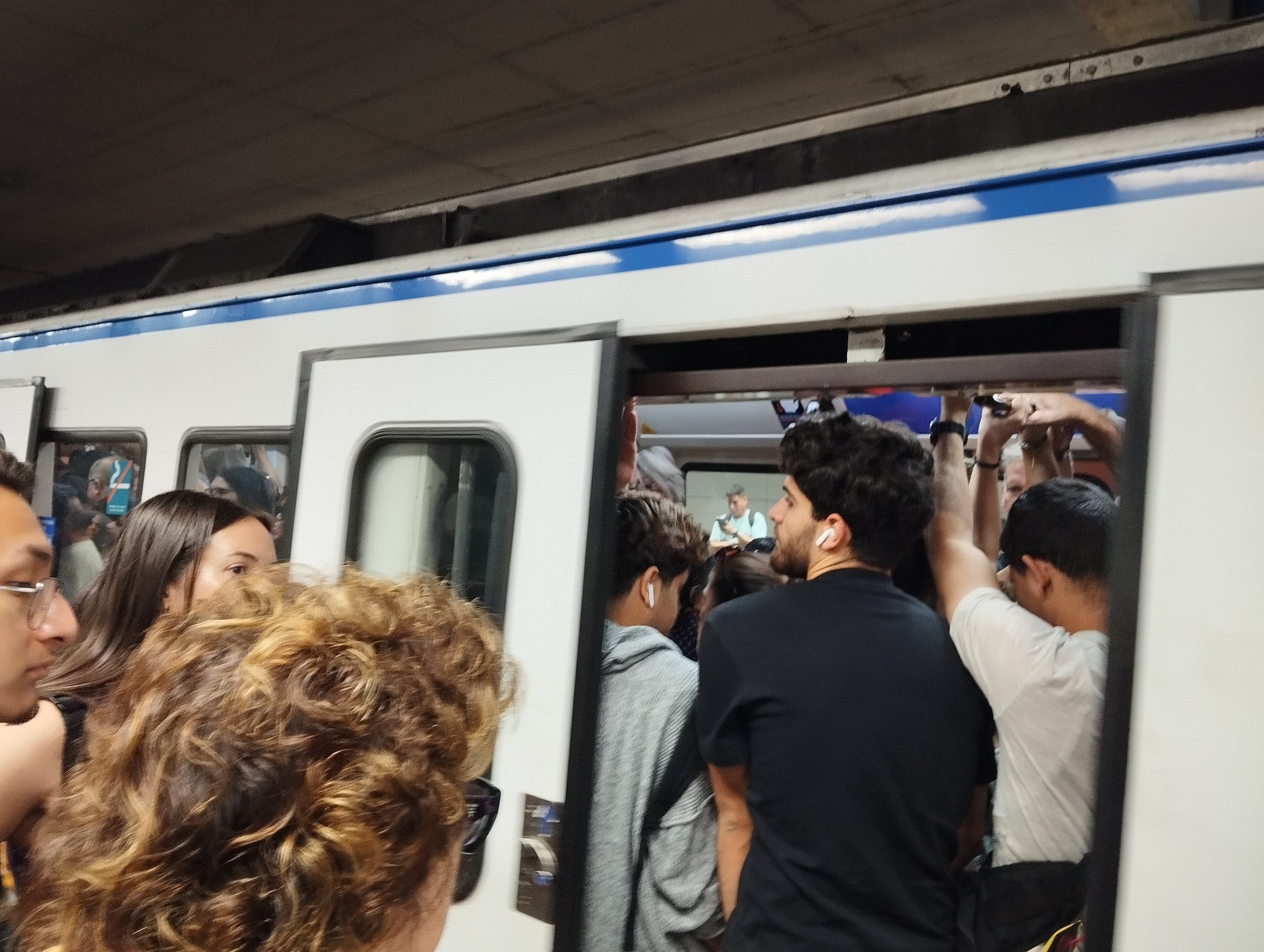 Colapso en el Metro y los autobuses por el cierre de la Línea 6 y la vuelta al cole