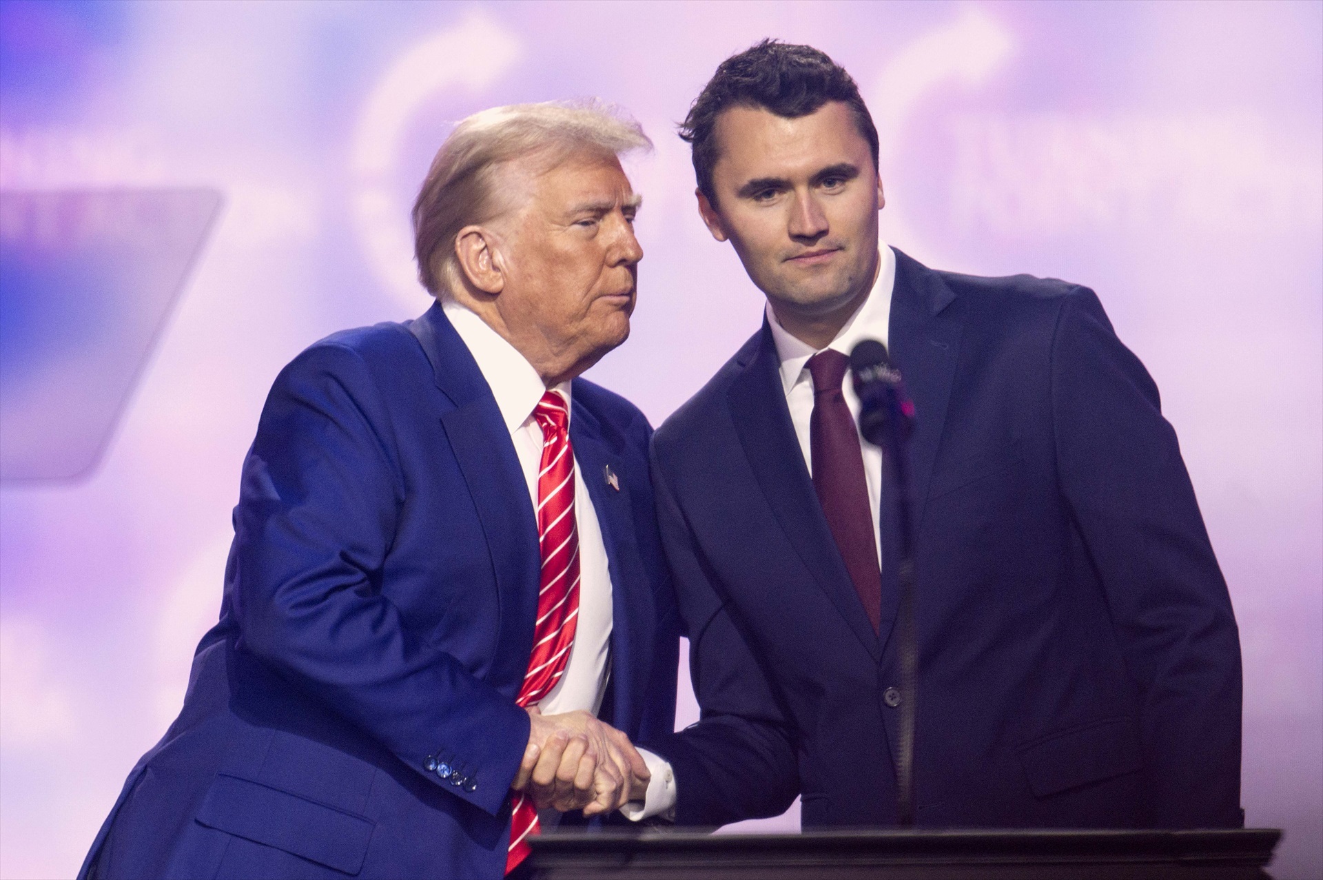 Disparan al activista pro Trump Charlie Kirk en un evento con estudiantes