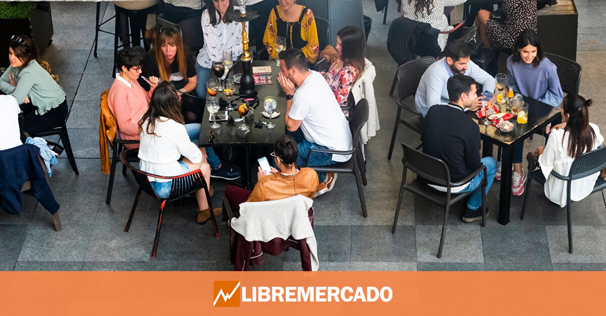 Indignación entre los hosteleros por el plan antitabaco de Mónica García: "Miles quitarán las terrazas"