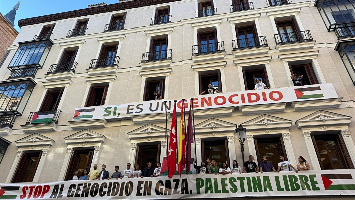 Más Madrid desafía a Almeida: "Tendrá que venir a quitar la bandera palestina con sus manos"