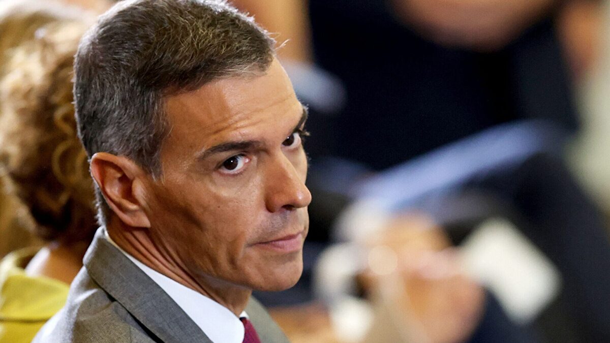 'El País' se desmarca en las encuestas con una gran subida del PSOE que no ven ni 'El Mundo' ni 'La Razón'