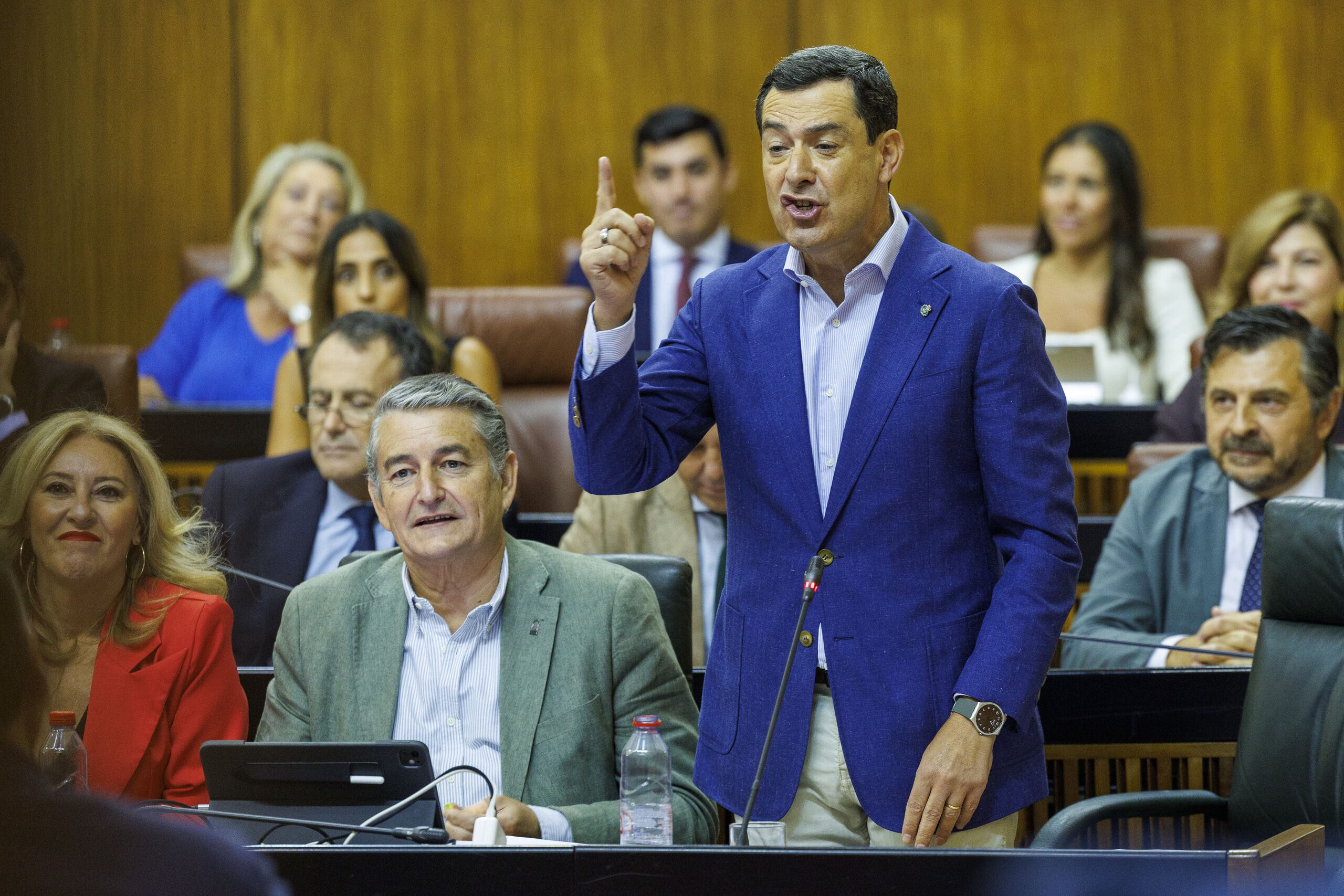 De la deuda a los menores: el Pleno andaluz se convierte en un cara a cara Moreno-Sánchez