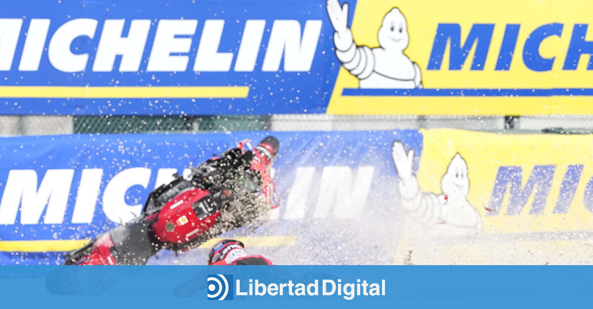Marc Márquez se va al suelo y Bezzecchi recoge el testigo en la sprint