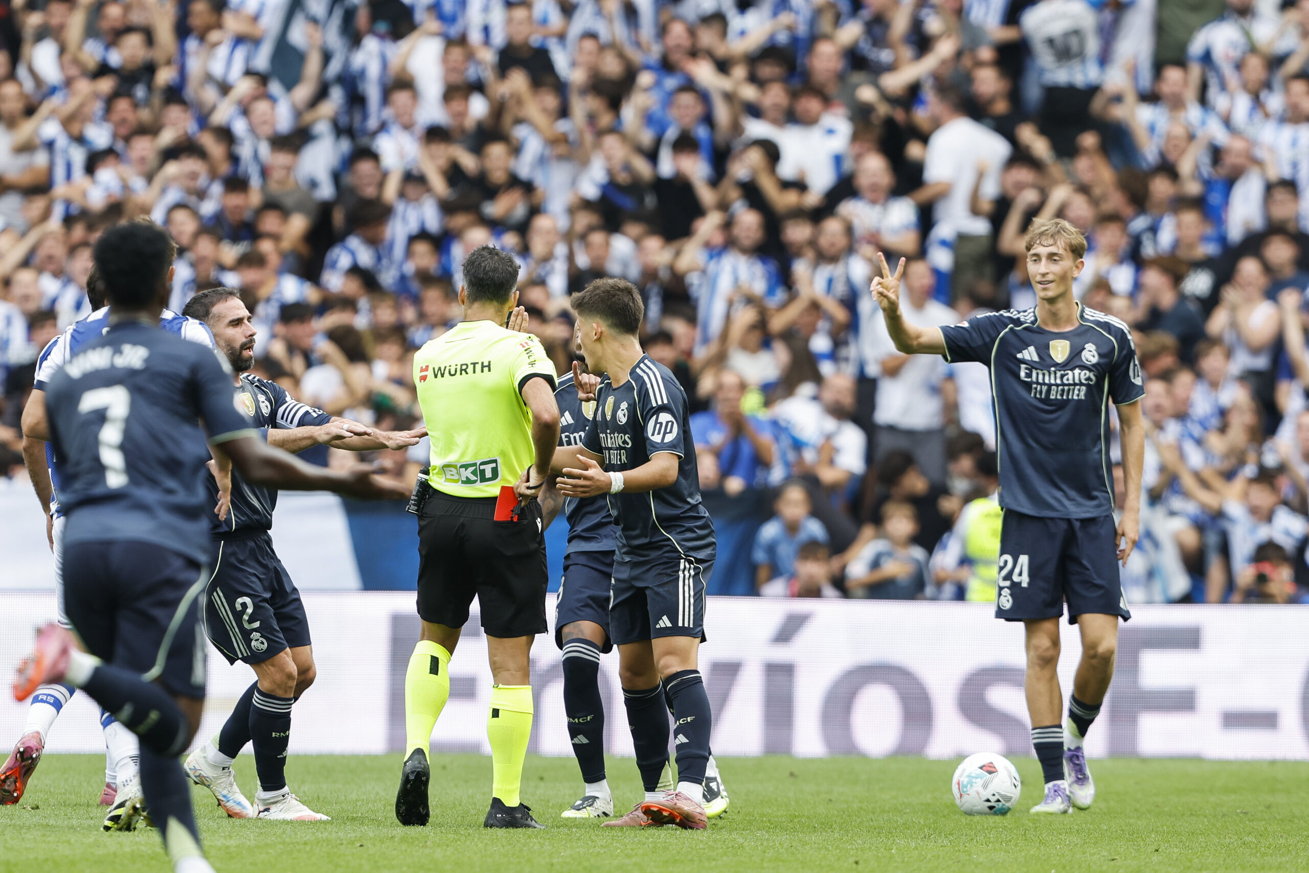 Un Real Madrid con diez gana en Anoeta y mantiene el pleno en LaLiga (1-2)