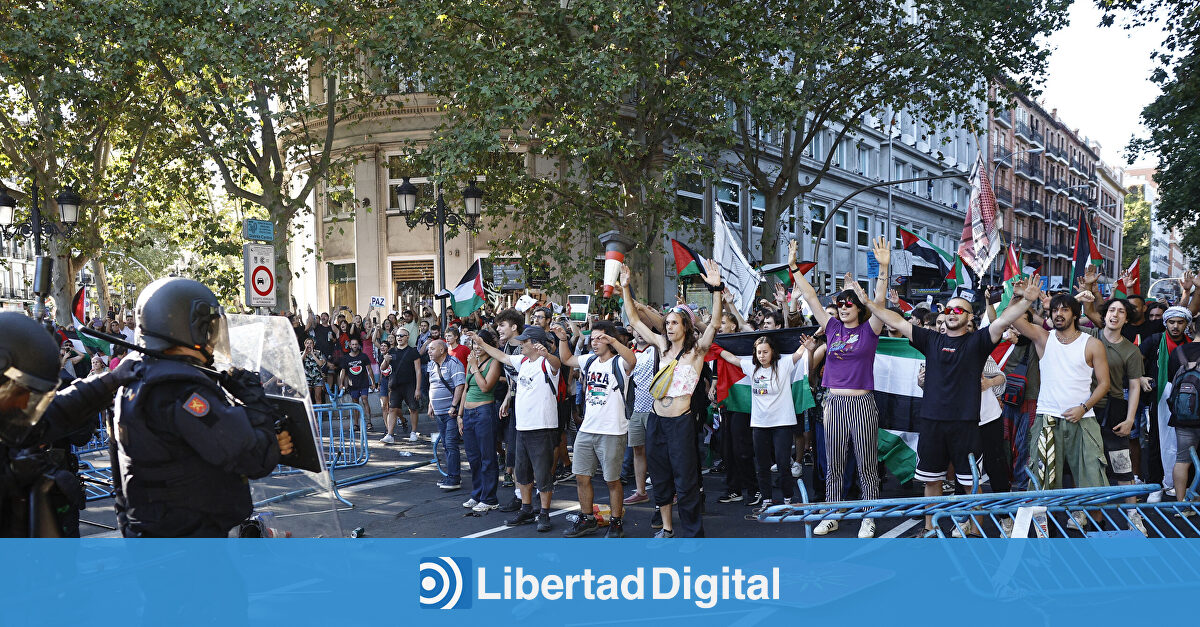22 policías heridos en los disturbios de La Vuelta, aplaudidos en tromba por el Gobierno por su "ejemplo de dignidad"