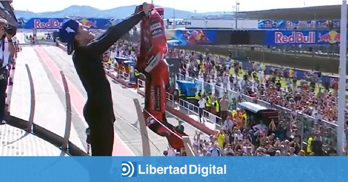 Valentino Rossi se ríe de Márquez y el español le pone el mono en la cara a él y a los italianos