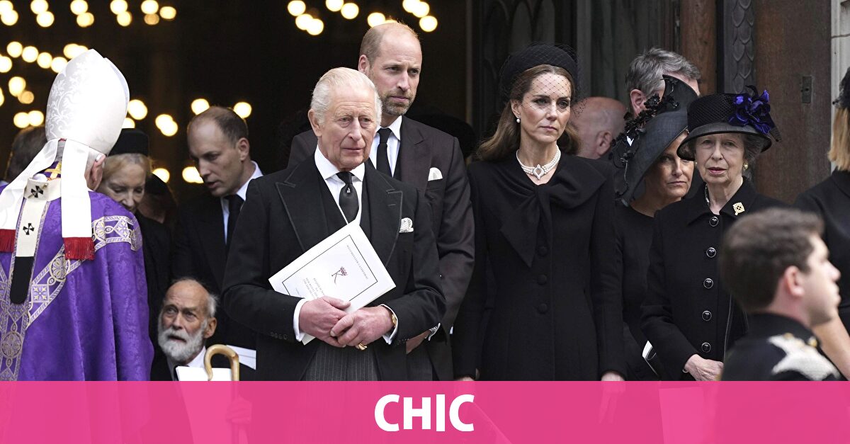 Carlos III se convierte en el primer monarca que asiste, en 400 años, a un funeral católico en el Reino Unido
