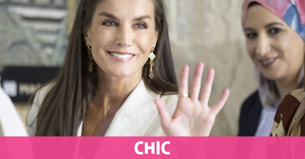 La Reina Letizia y su guiño a la moda egipcia: unos pendientes con mensaje y una americana de inspiración safari