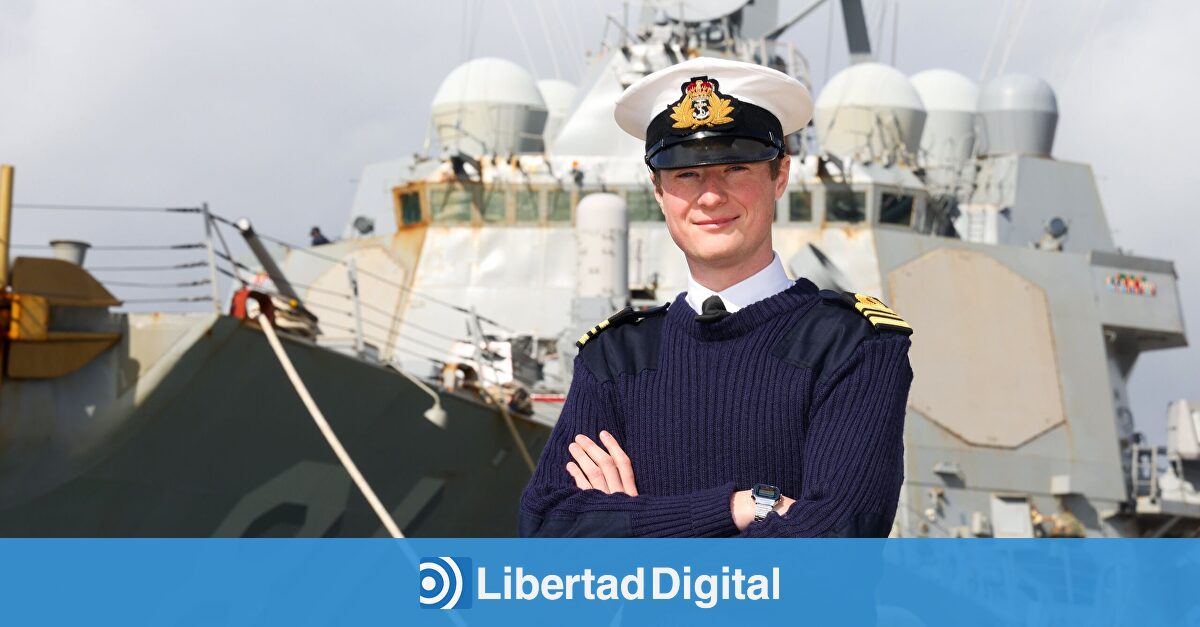 Un oficial británico guía al destructor estadounidense USS Winston S Churchill en su visita a Portsmouth