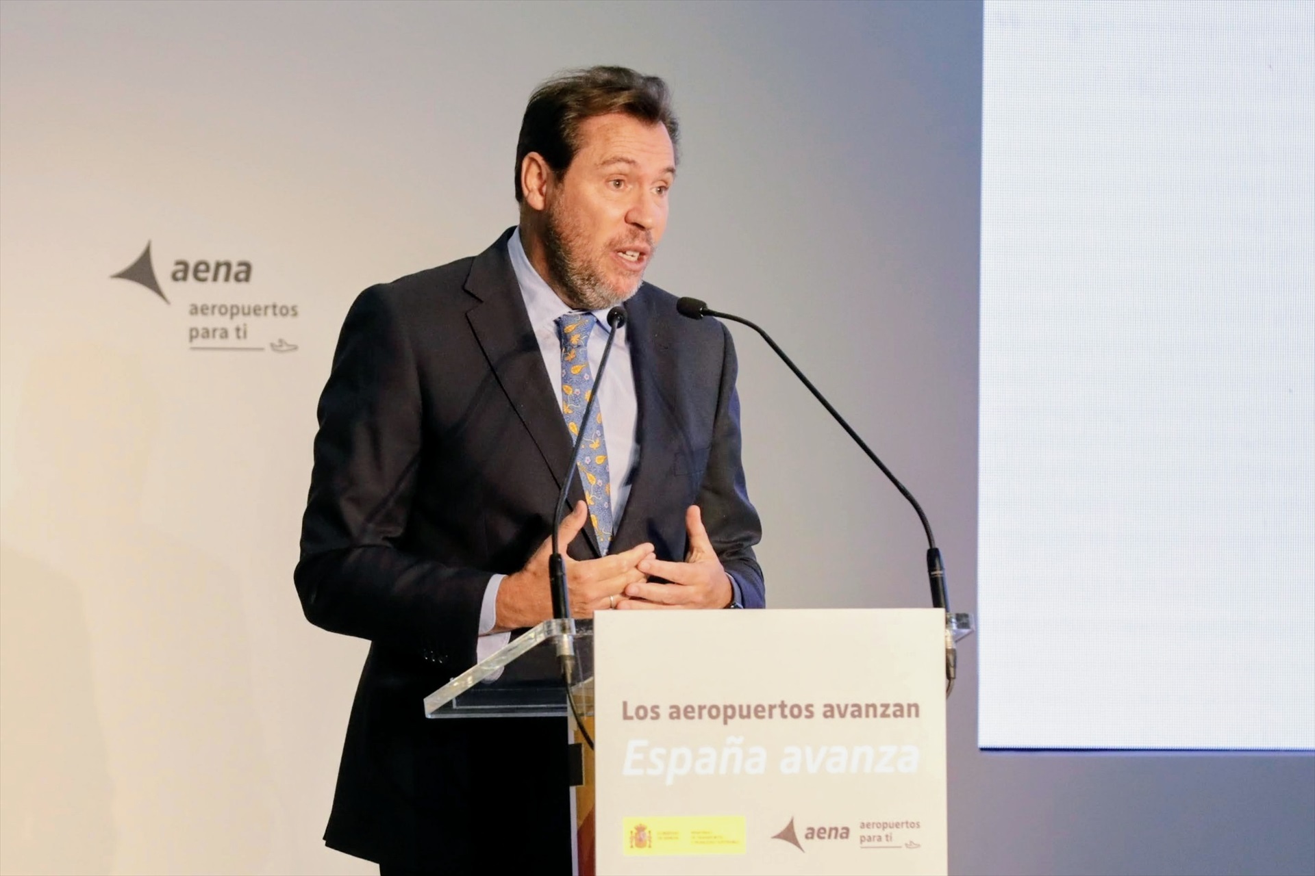 Las aerolíneas huyen a Marruecos ante el caos de Óscar Puente