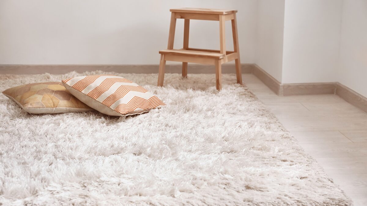 Las técnicas para limpiar alfombras según el material y eliminar hasta las manchas más difíciles