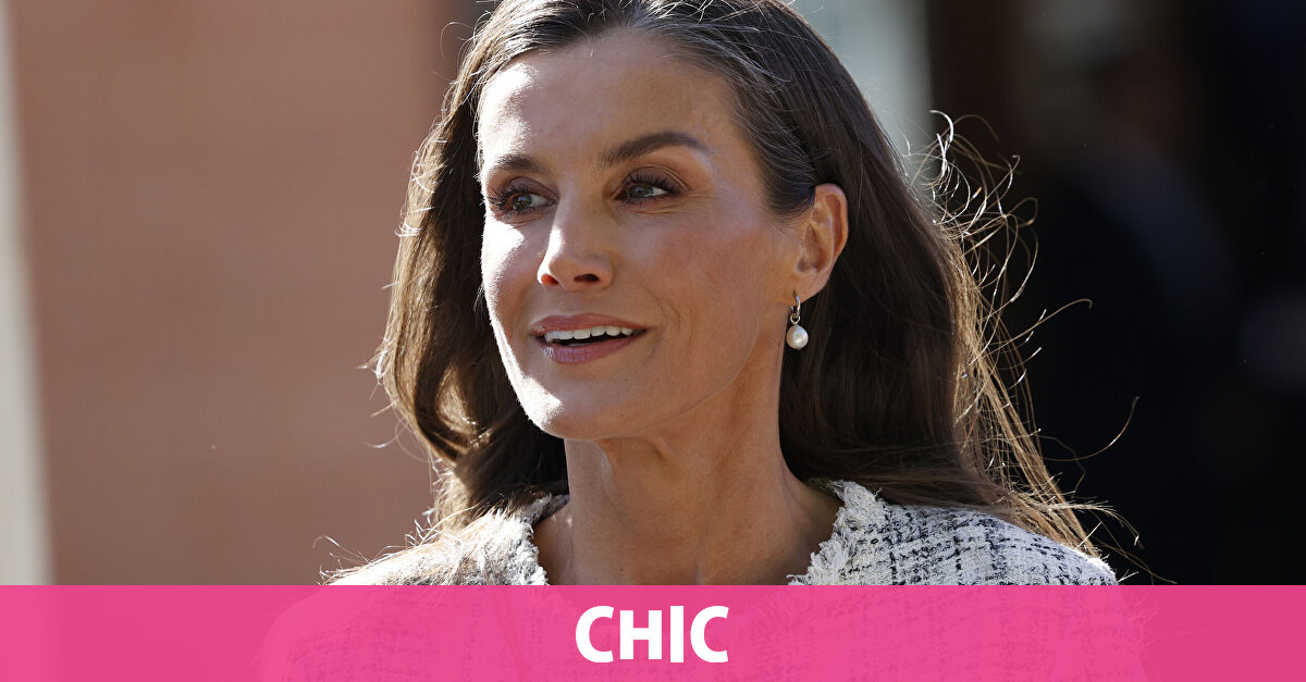 La reina Letizia inaugura el otoño en Salamanca con la chaqueta de tweed más elegante