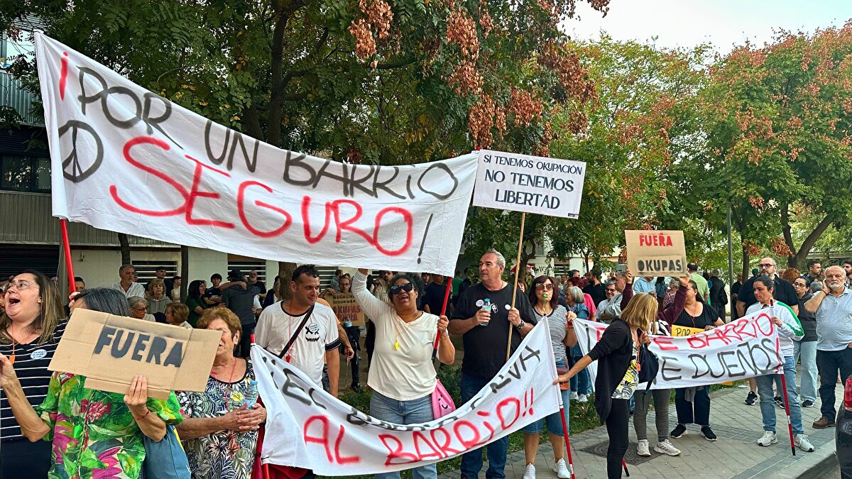 Terror por los okupas de Barajas: "Han intentado llevarse a niñas" y esconden "armas" en los bancos