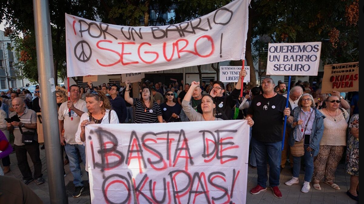 Los okupas de Barajas se enfrentan a los vecinos que claman contra sus amenazas de muerte: "Nos llamáis bandidos"
