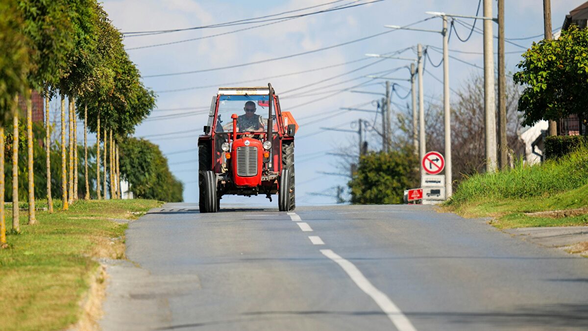 La nueva señal R-419 obliga a los tractores a desviarse hacia caminos secundarios