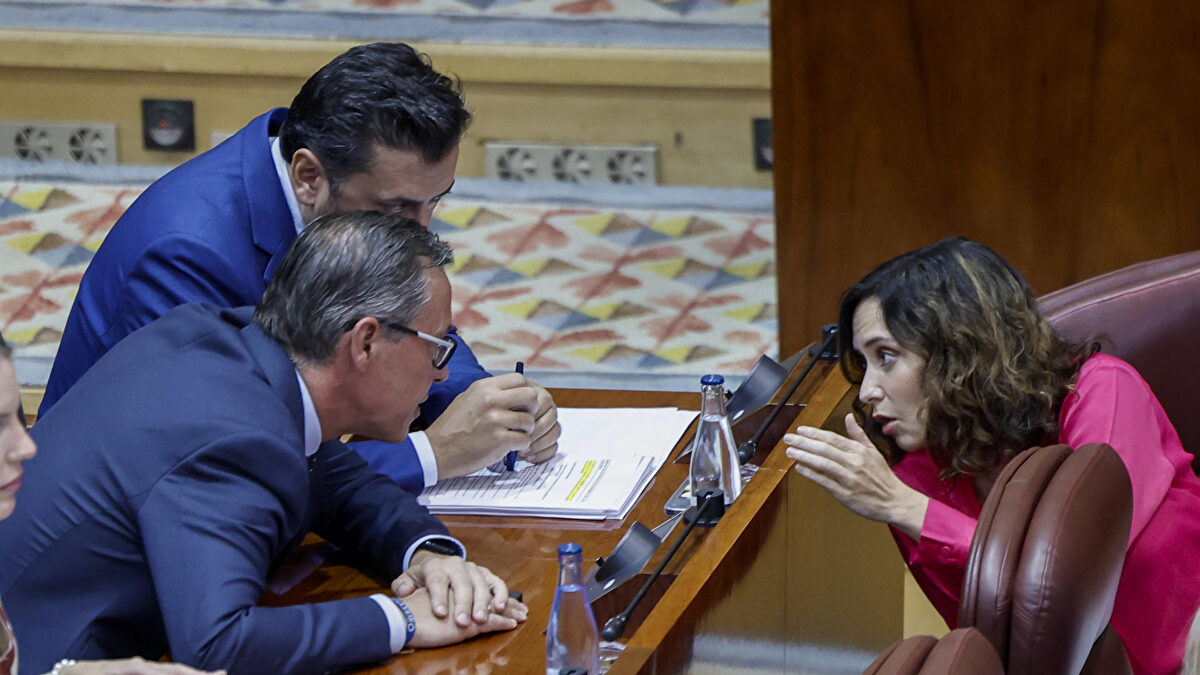 El Gobierno de Ayuso convoca de urgencia una reunión por el fiasco de las pulseras antimaltrato