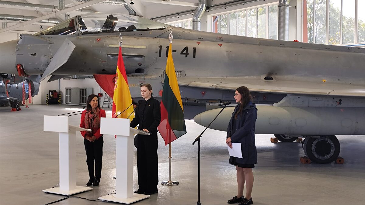 Diferencias en el Báltico: Lituania quiere que los Eurofighter españoles derriben drones rusos y Robles se resiste