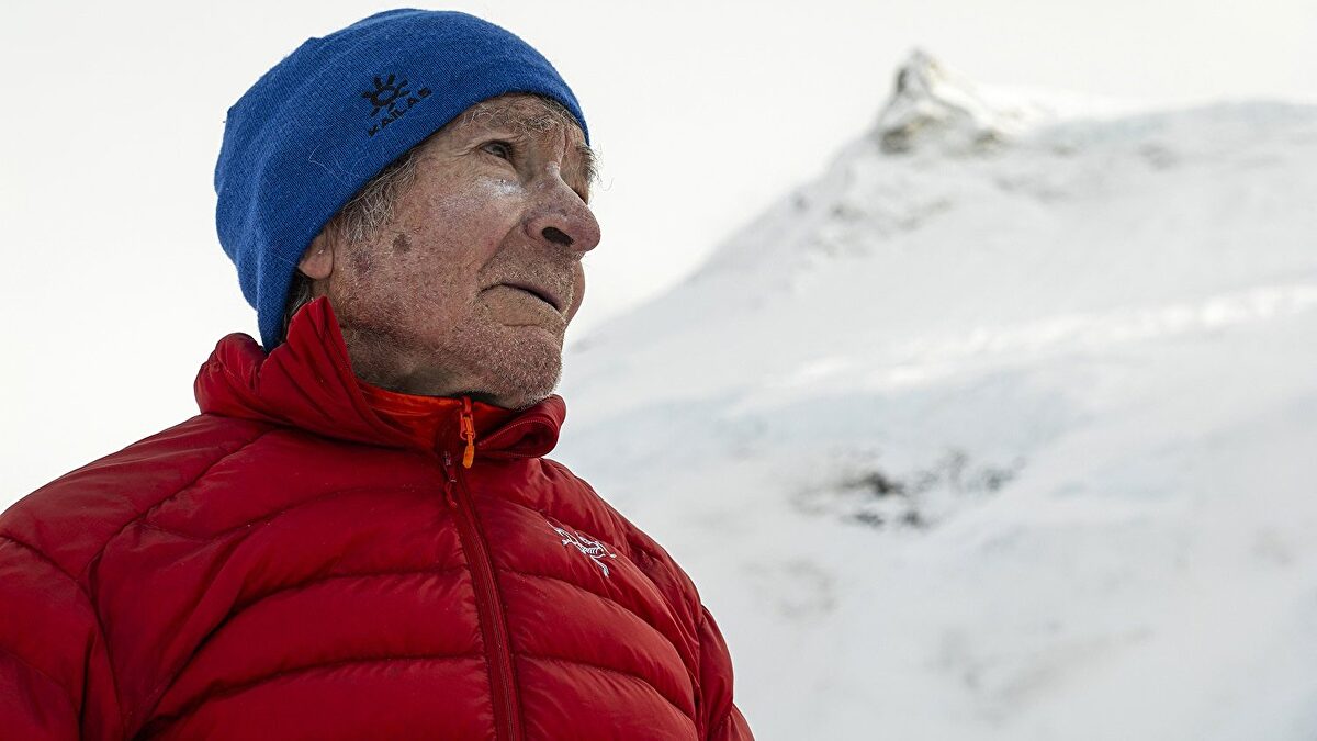 Carlos Soria conquista la cima del Manaslu con 86 años y bate un récord mundial en el alpinismo