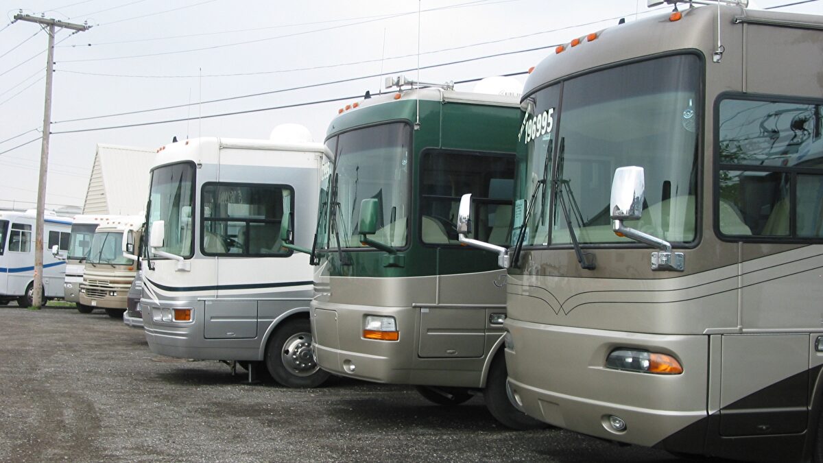 La DGT crea una nueva señal para autocaravanas: así es la S-128 y para qué sirve