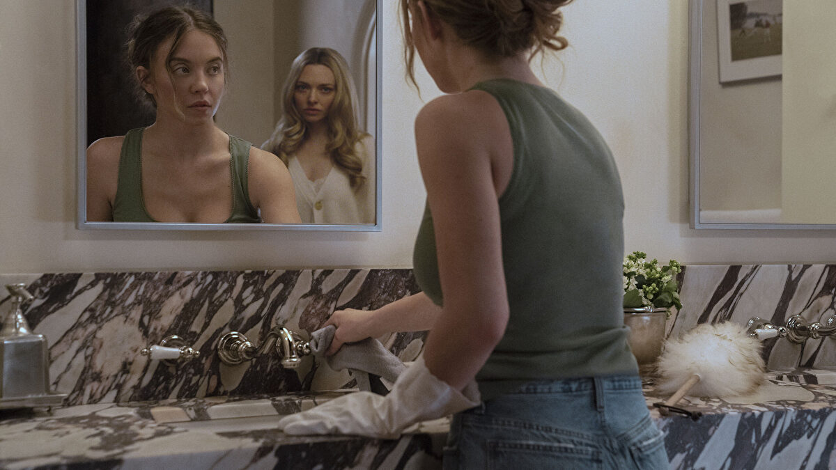 Sydney Sweeney, la asistenta sexy que desquicia a Amanda Seyfried