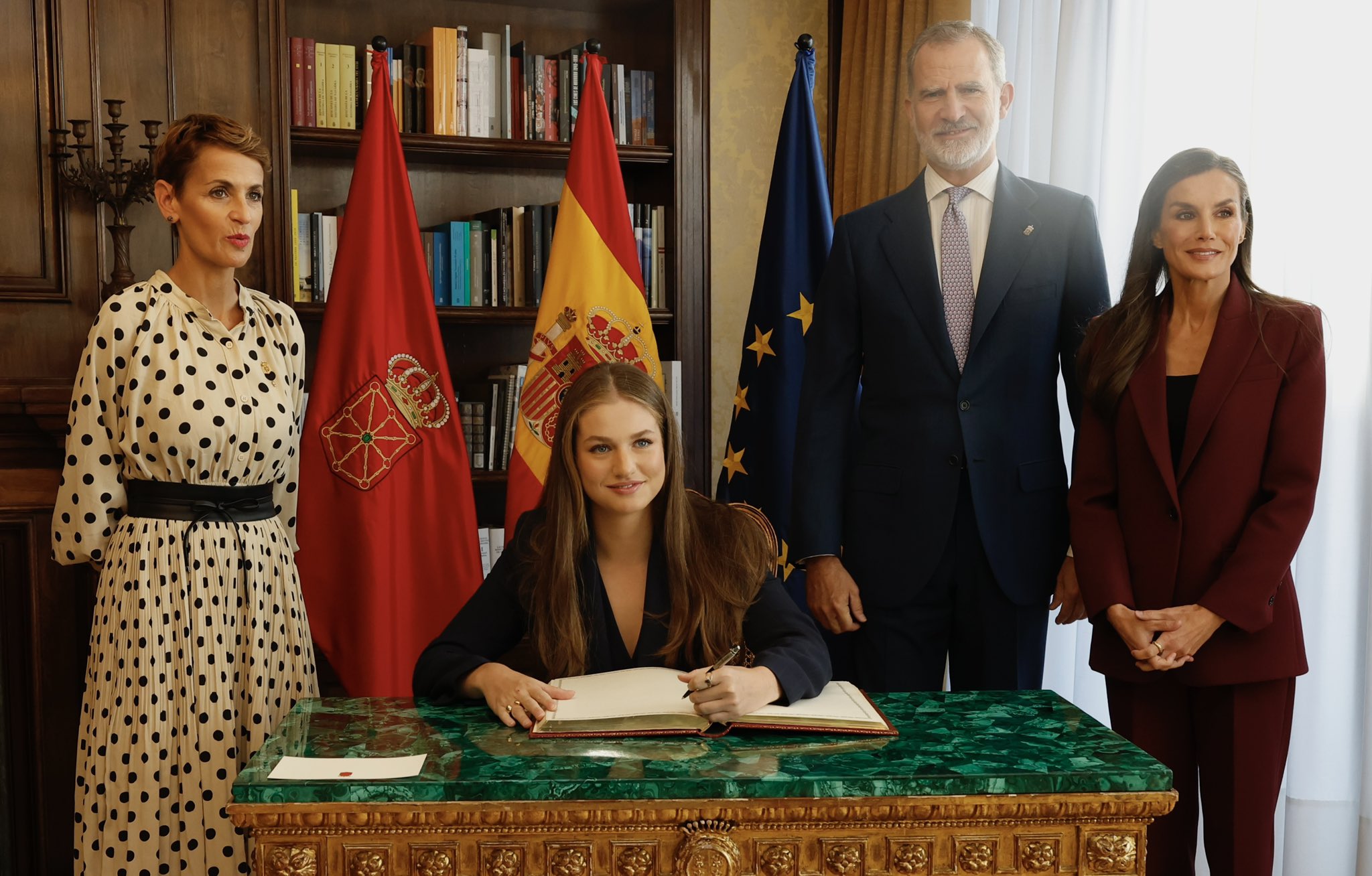 leonor-firma-libro-parlamento-de-navarra.jpg