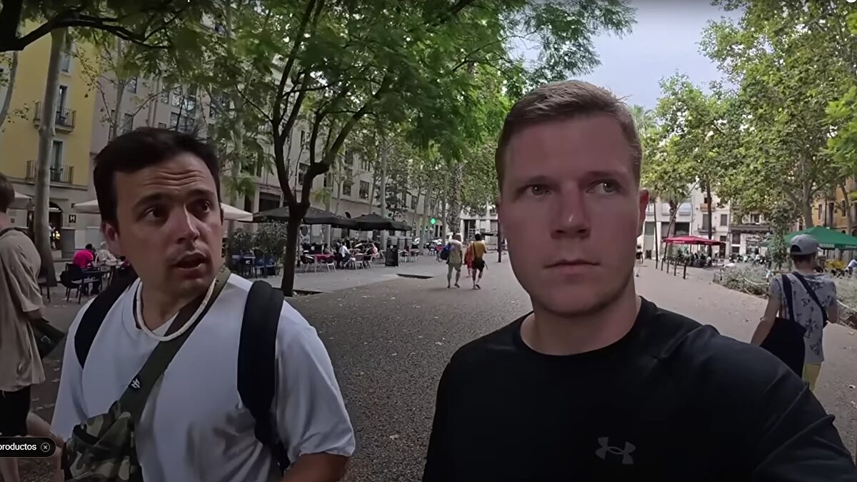 Un youtuber sudafricano tiene que salir por piernas del Raval de Barcelona para evitar que lo linchen