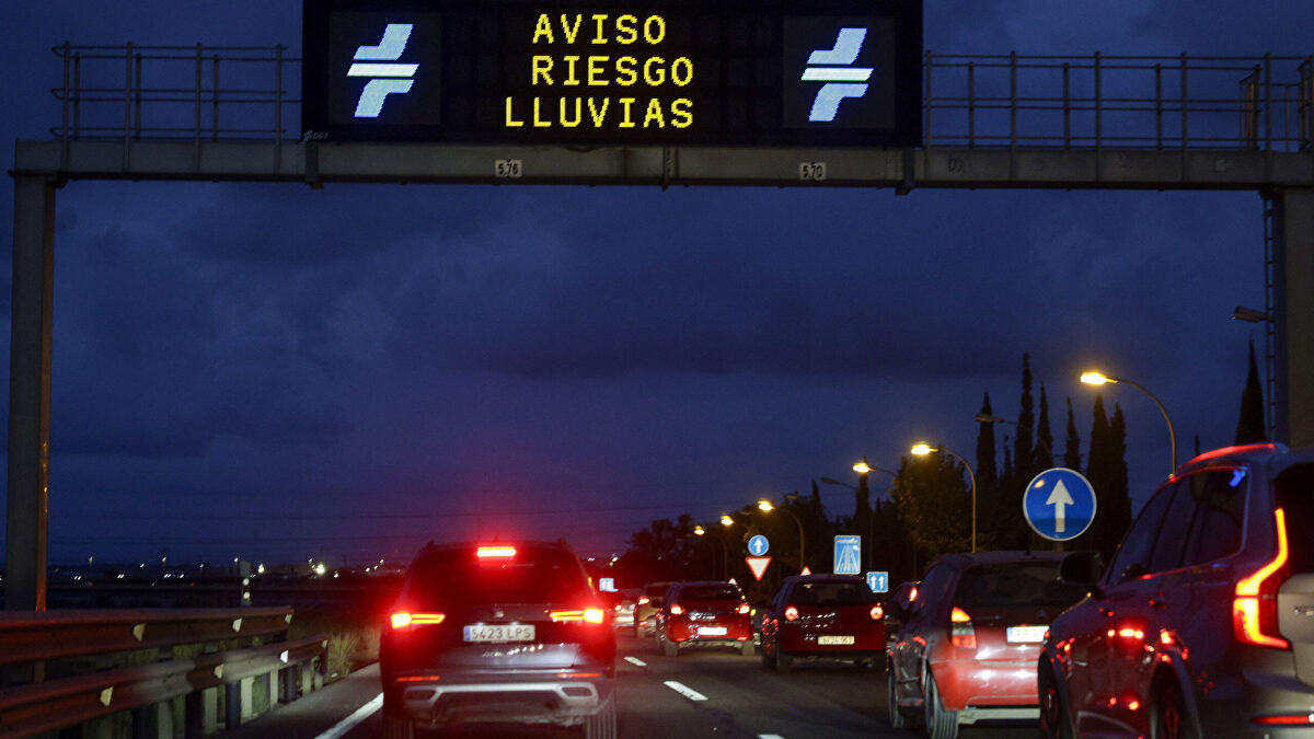 Cortes de cercanías y un barranco desbordado en las primeras horas de lluvias torrenciales en Levante