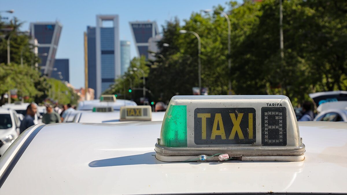 Almeida cede y rebaja la exigencia de la ESO obligatoria para ser taxista en Madrid