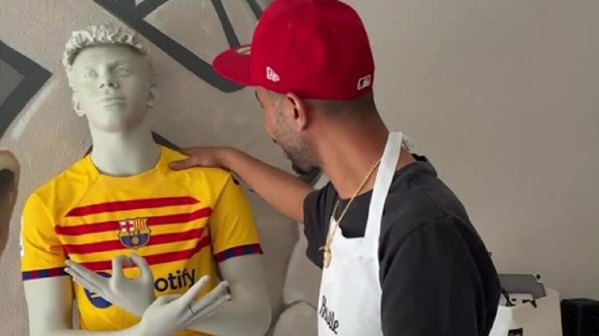 Nuevo ridículo del padre de Lamine Yamal dándole besos a un maniquí: "Viviré de ti"