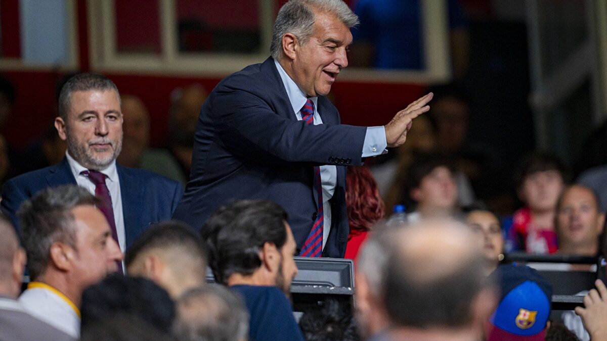 Un funcionario de la diputación de Barcelona presume de cómo les "cuida" Laporta para acelerar la licencia del Camp Nou