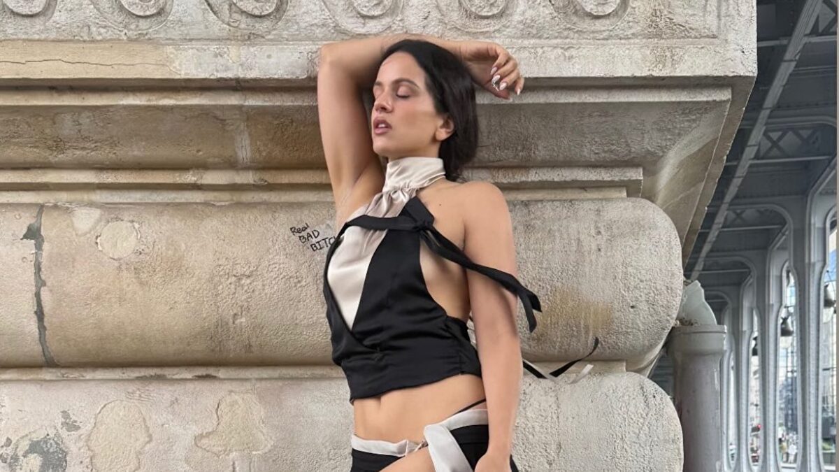 Rosalía revoluciona París con sus axilas teñidas de blanco y un look 'dosmilero'
