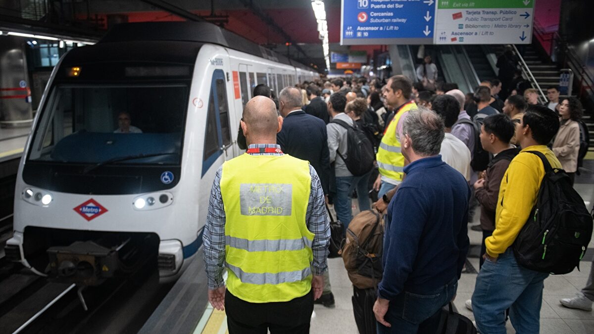 Ayuso desmiente el bulo de los 'empujadores' del Metro que agitan PSOE, Más Madrid y Óscar Puente