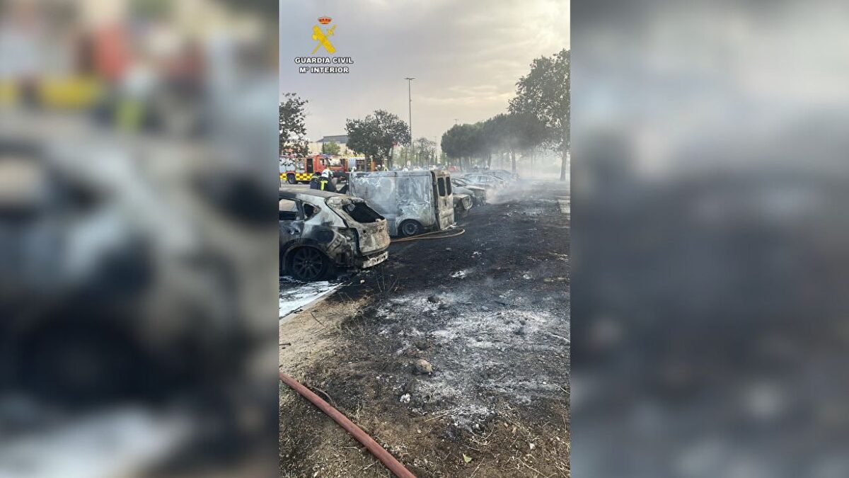Detenidas dos personas por causar el incendio que calcinó once coches en un centro comercial de Madrid