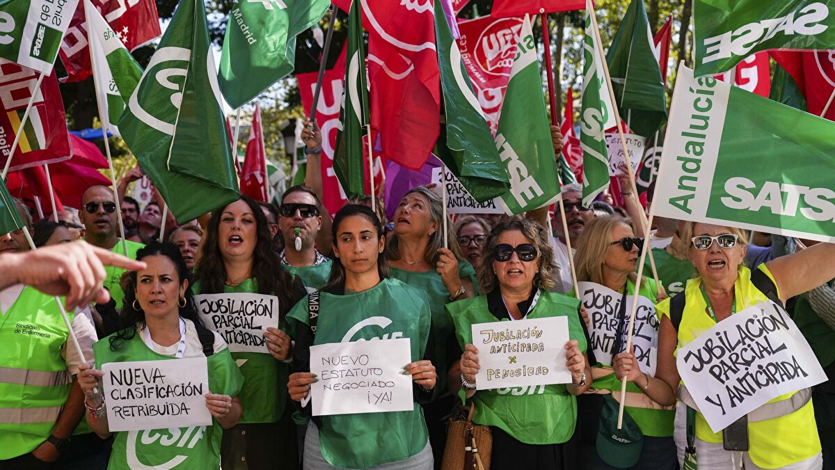 Todos los sindicatos acorralan a Mónica García y su gestión "de vergüenza": "Está paralizada, tiene que dimitir"