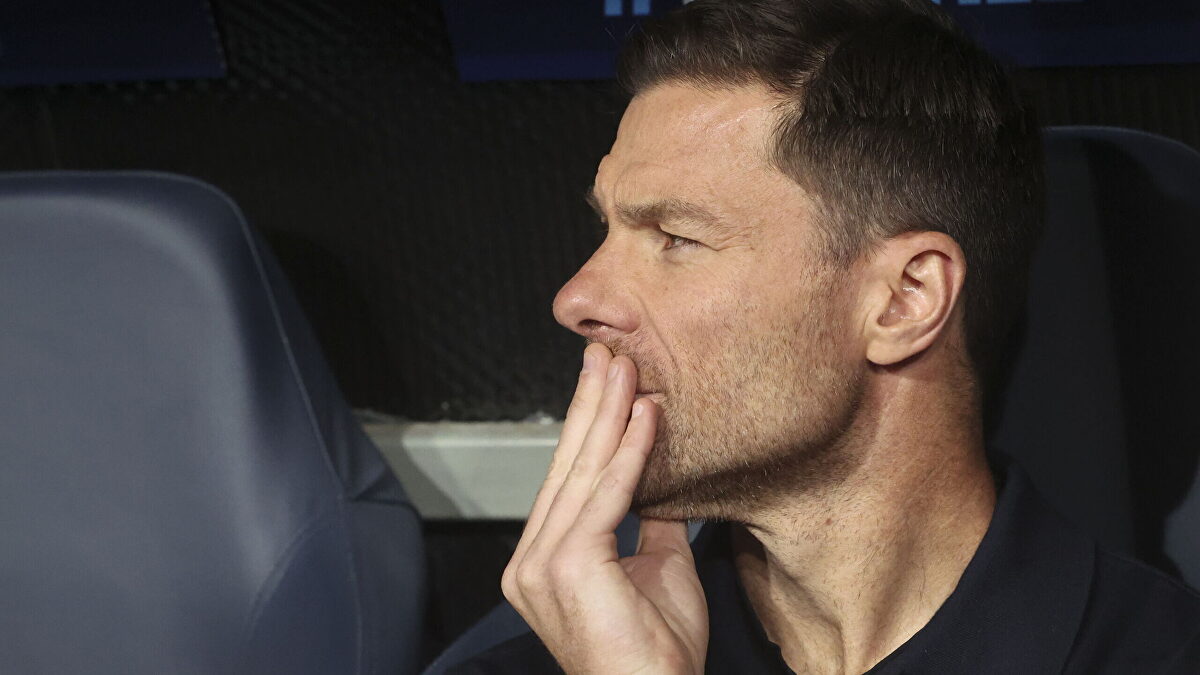 Un periodista regala a Xabi Alonso un pez durante la rueda de prensa