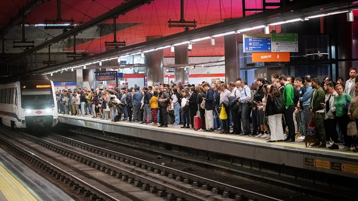 Ayuso anuncia más trenes en el Metro y una nueva lanzadera entre Moncloa y Ciudad Universitaria